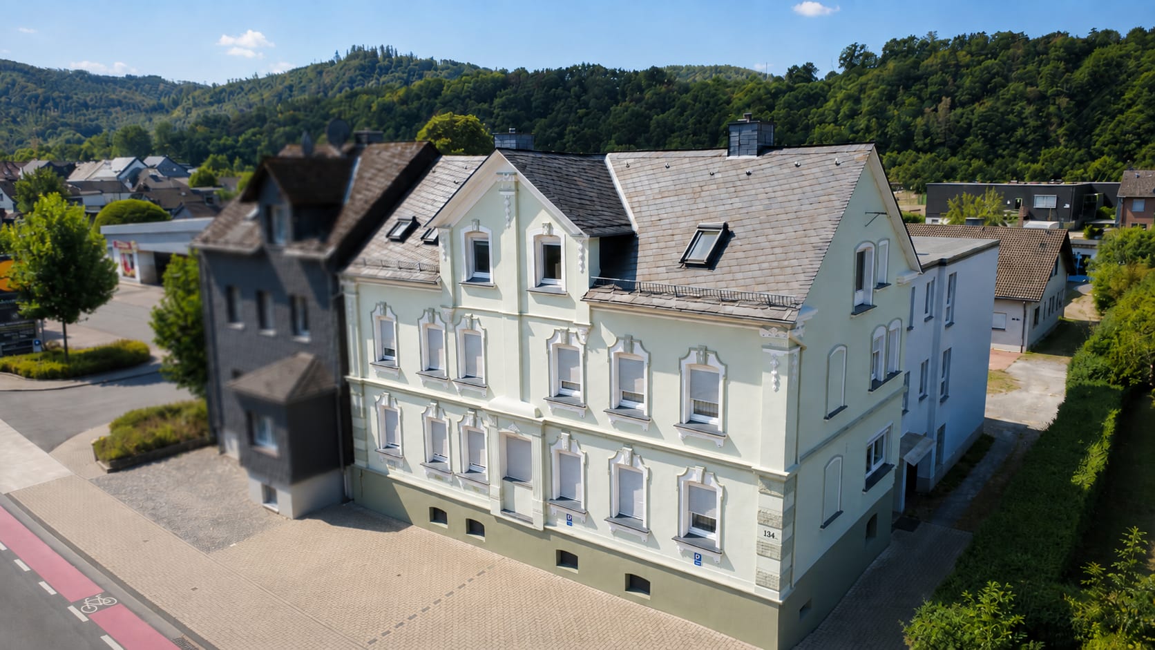 Helle Dachgeschosswohnung mit Loggia in schicker Jugendstilvilla in Siegen-Eiserfeld — Bild 1