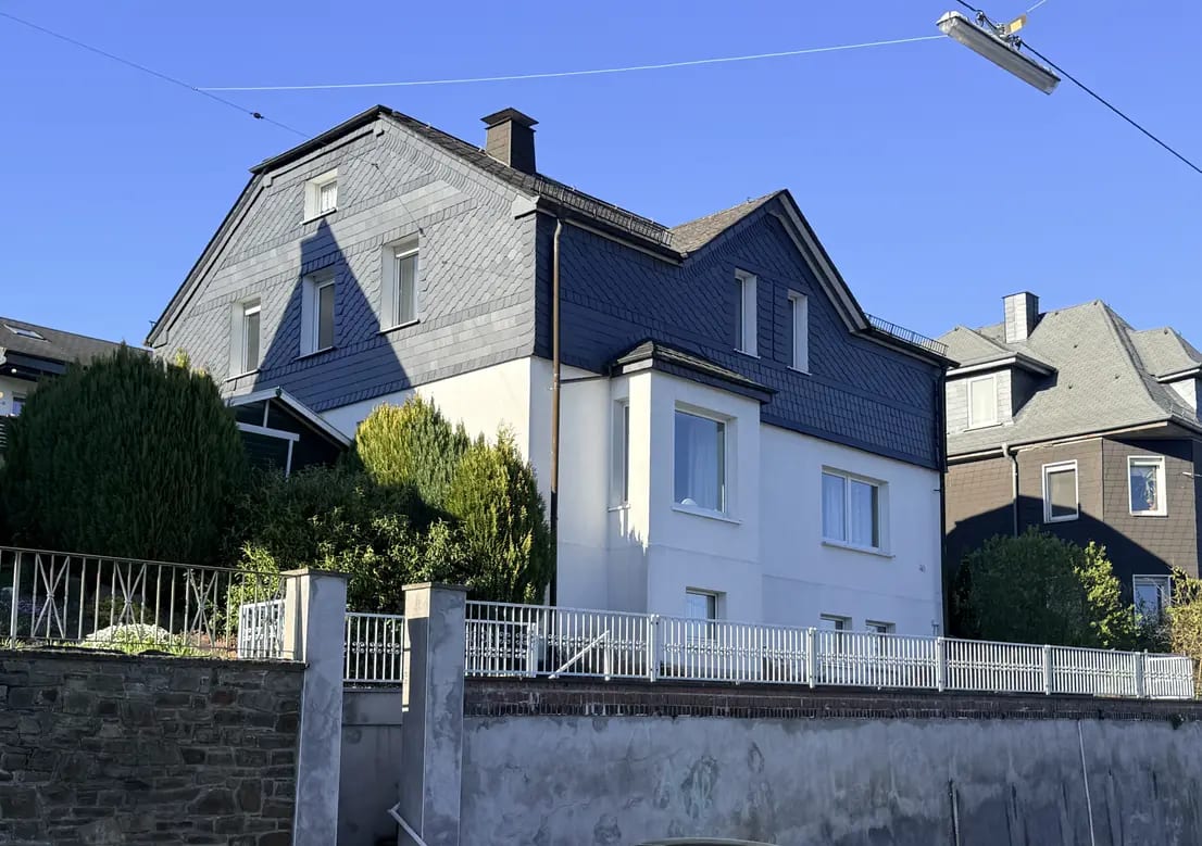 Großzügige Stadtvilla in begehrter Siegener Lage – freistehend, vielseitig und voller Potenzial