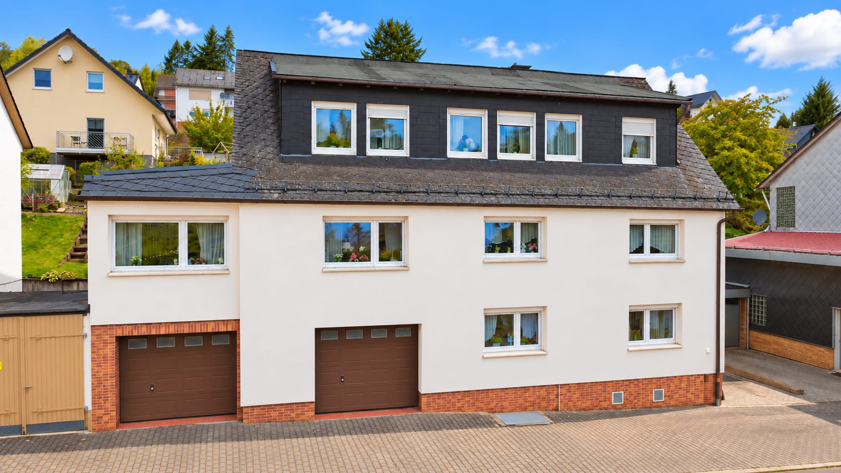 Viel Platz für Ihre Wohnideen: Haus mit Sauna, großer Terrasse und Garagen in Haiger-Langenaubach — Bild 1